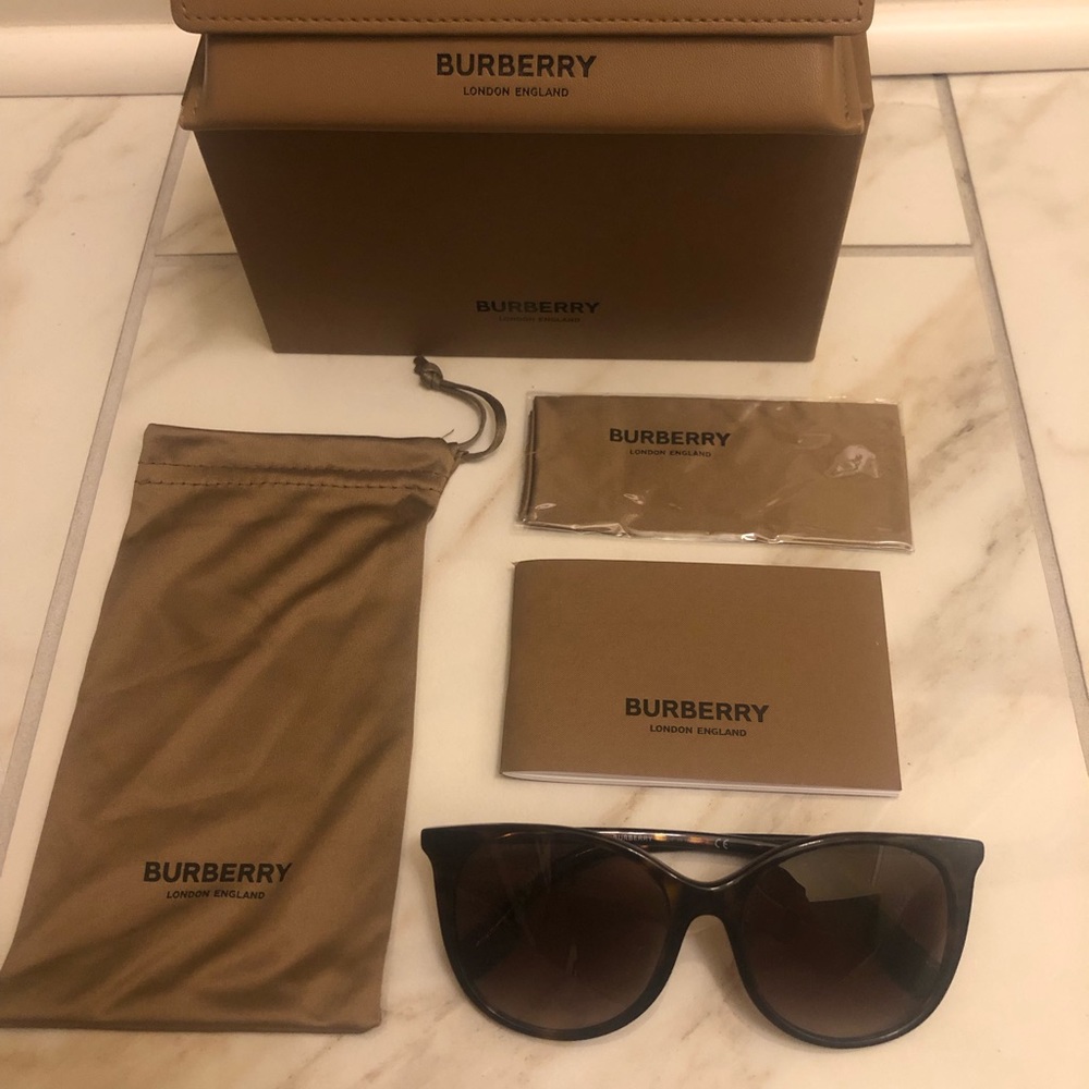 🔥NEW BURBERRY BEST SELLER SUNGLASSES 🔥 - Picture 3 of 13